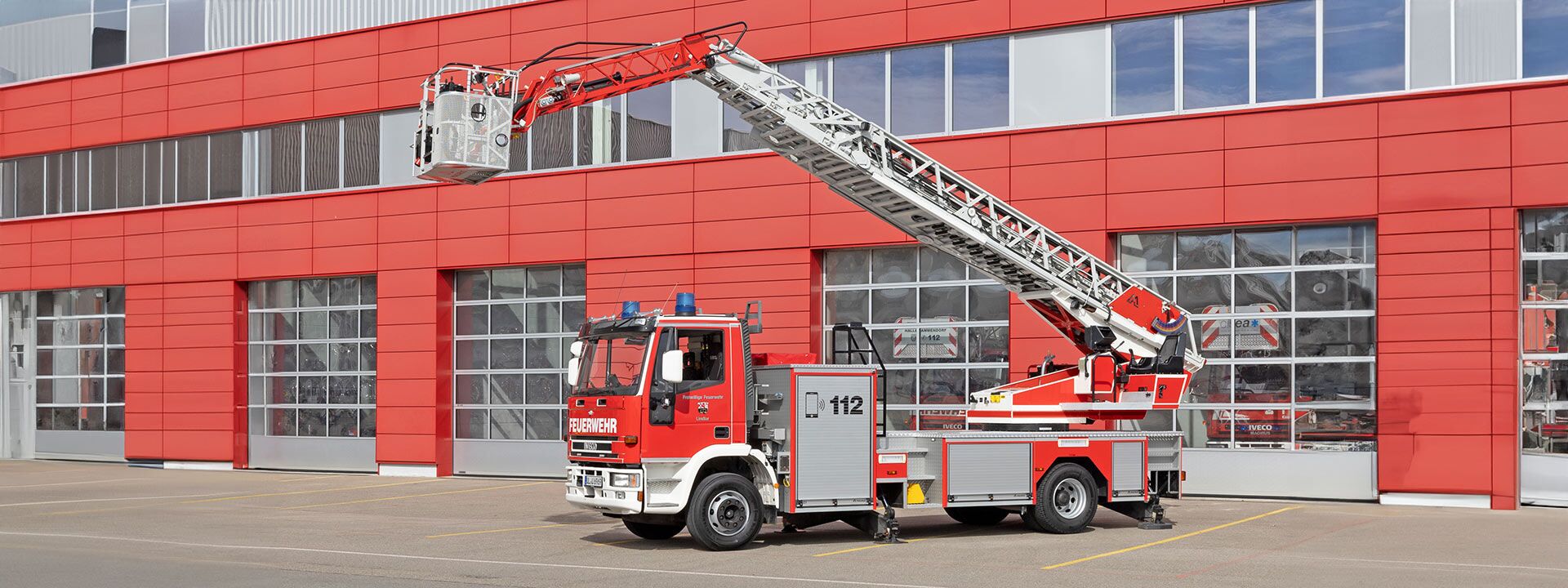 Drehleiter mit Korb Freiwillige Feuerwehr der Gemeinde Lindlar
